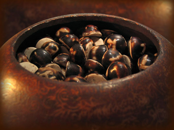 Набор коричневых глазурованных камней (ссыпка)  в каменной чаше